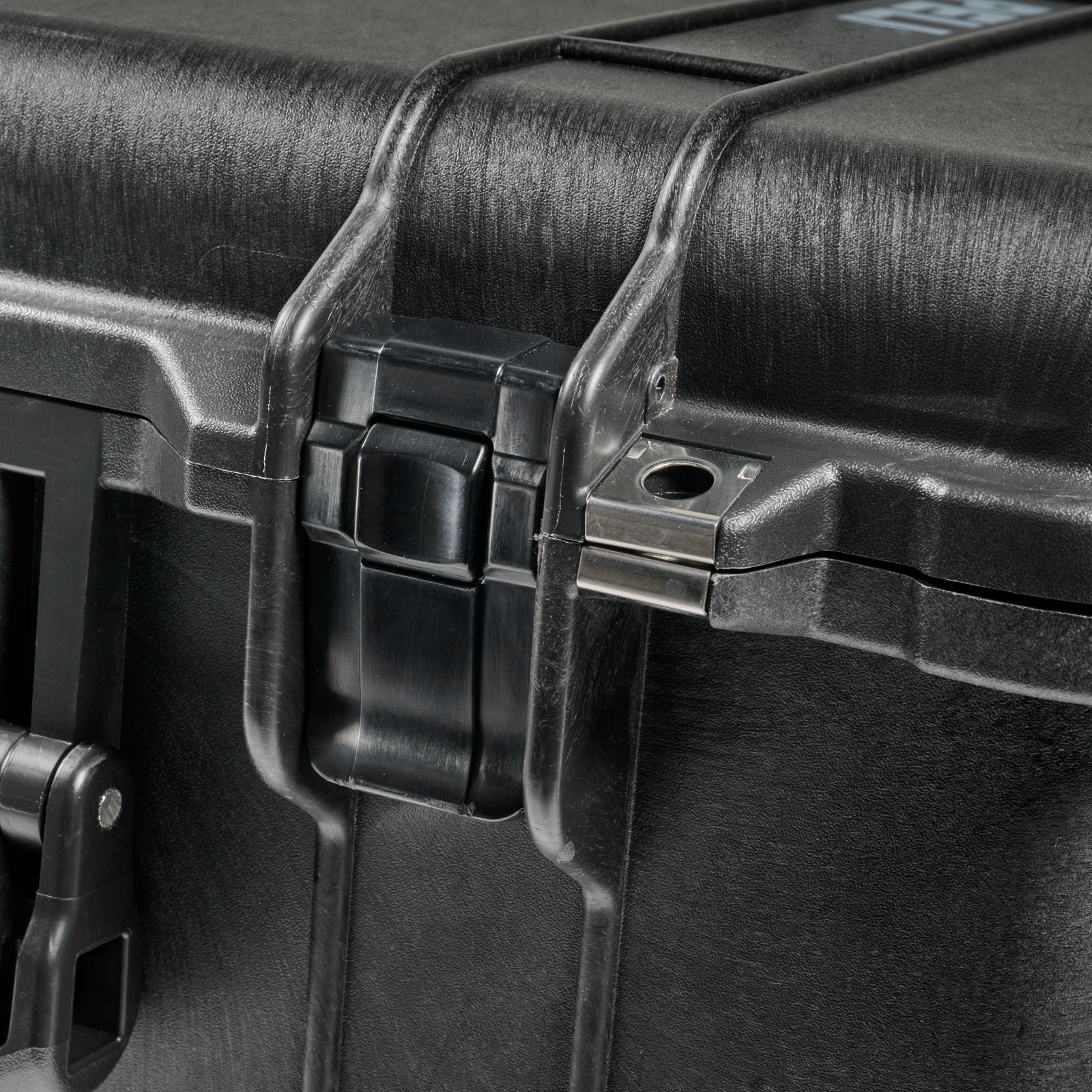 PELI_P2 1510_Studio Case_On White_Detail Push Latch