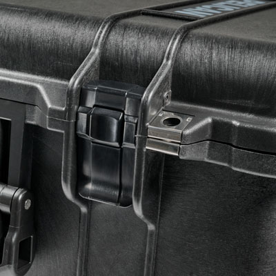 PEL_P2 1560_Studio Case_On White_Detail Push Latch