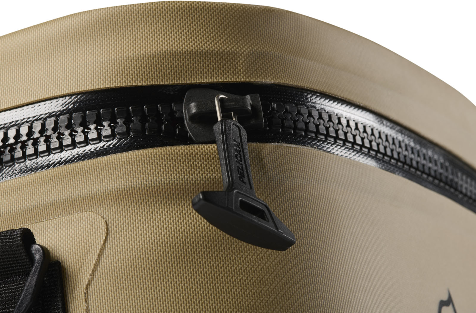 SP26_PEL_Cooler_Dayventure_Base_SOFT CBASE COYOTE_Coyote_Onwhite_Macro_Zipper