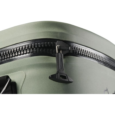 SP26_PEL_Cooler_Dayventure_Base_SOFT CBASE DSG_DesertSage_Onwhite_Macro_Zipper