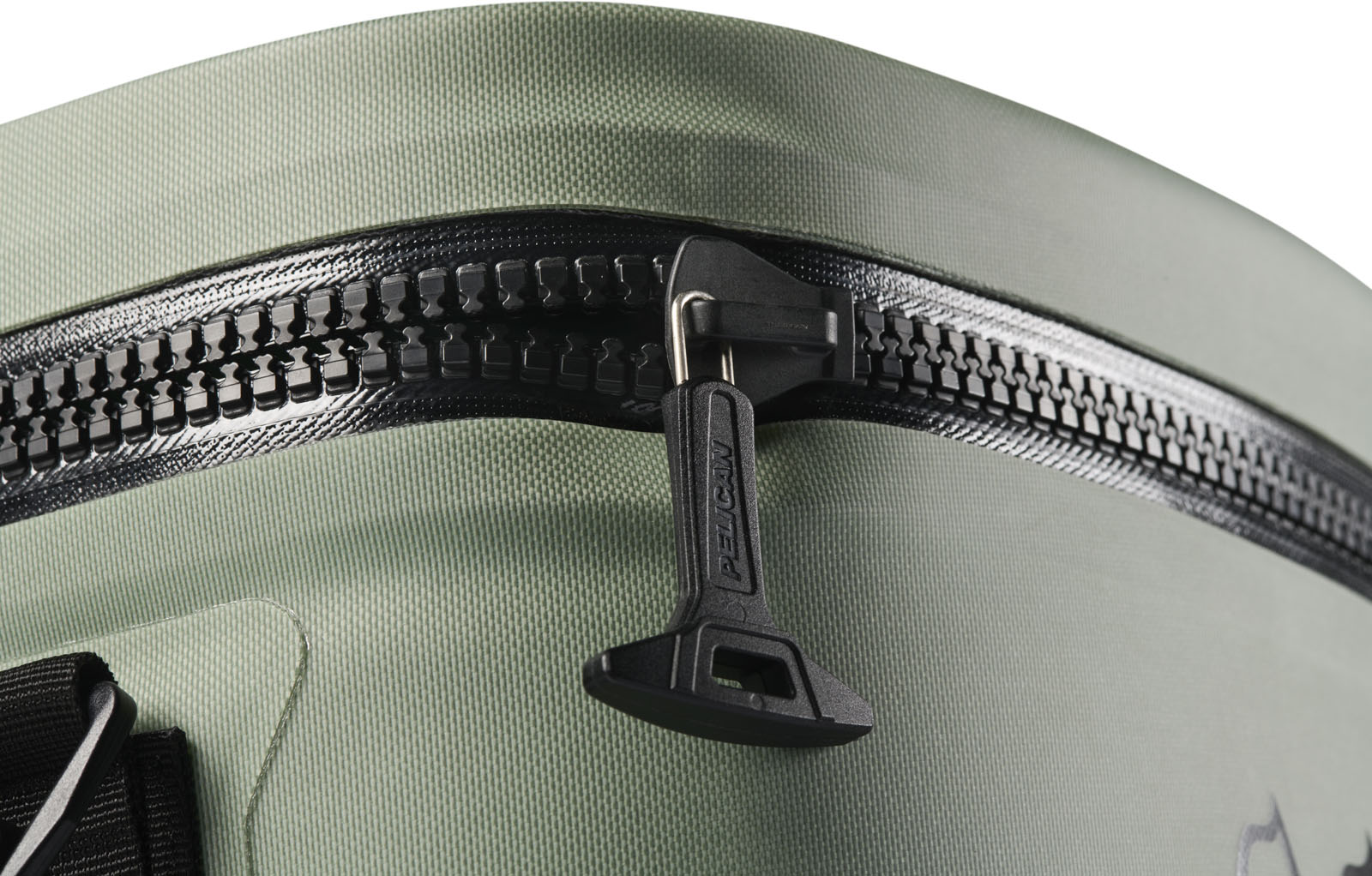 SP26_PEL_Cooler_Dayventure_Base_SOFT CBASE DSG_DesertSage_Onwhite_Macro_Zipper