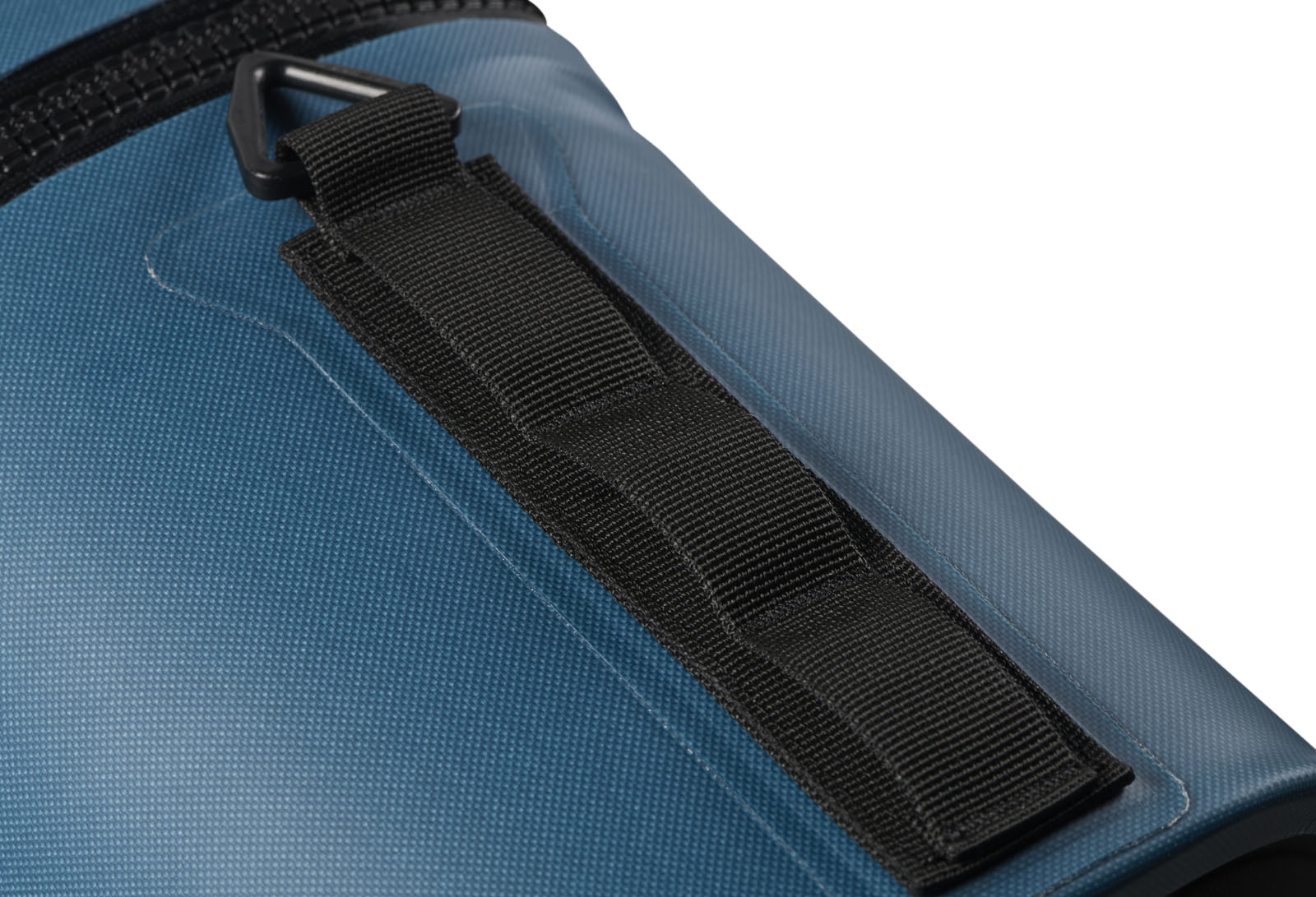 SP26_PEL_Cooler_Dayventure_Base_SOFT CBASE INDG_Indigo_Onwhite_Macro_Loops