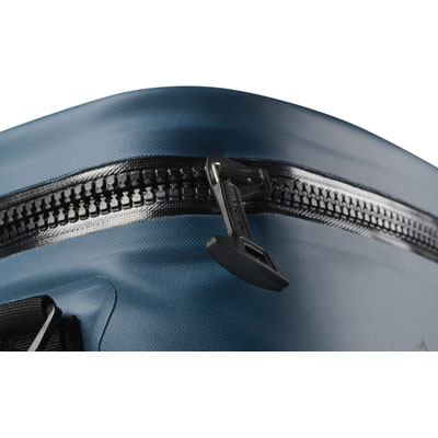 SP26_PEL_Cooler_Dayventure_Base_SOFT CBASE INDG_Indigo_Onwhite_Macro_Zipper