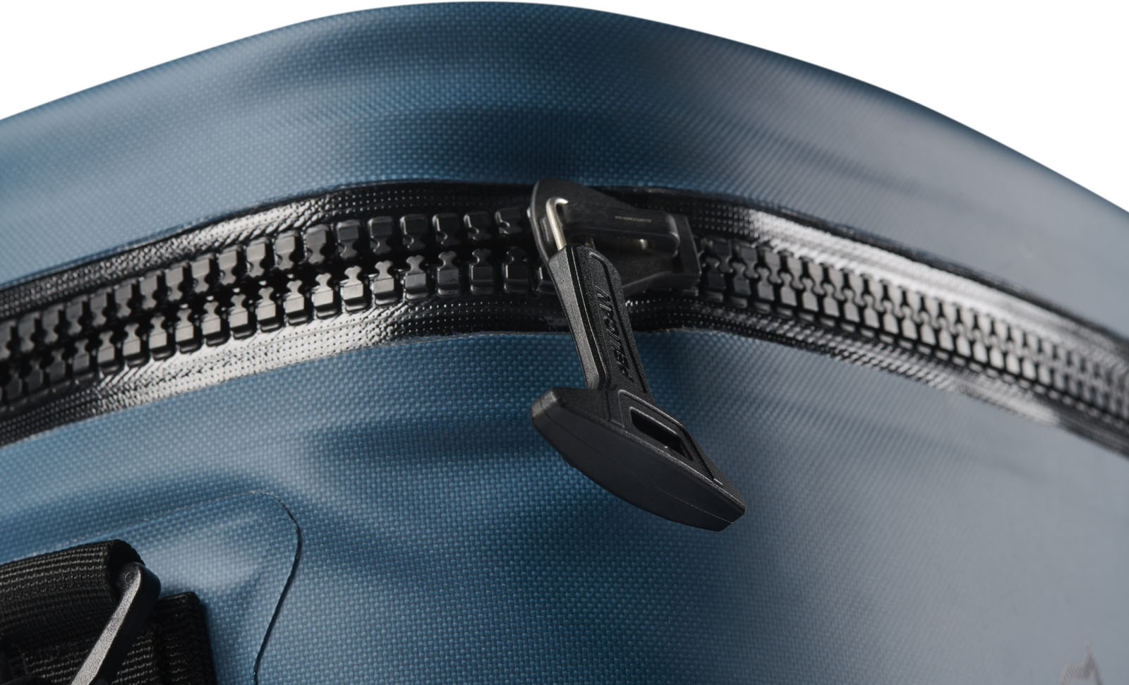 SP26_PEL_Cooler_Dayventure_Base_SOFT CBASE INDG_Indigo_Onwhite_Macro_Zipper