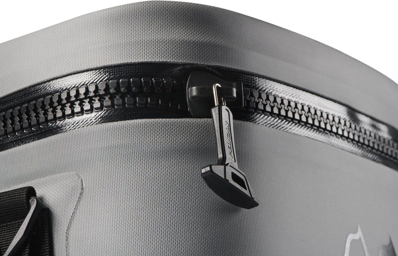 SP26_PEL_Cooler_Dayventure_Base_SOFT CBASE LTGRY_LightGray_Onwhite_Macro_Zipper