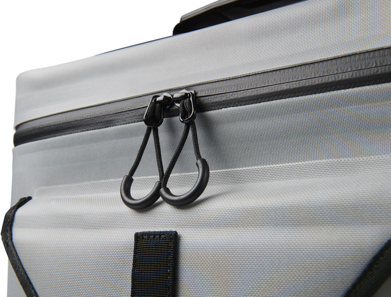 SP26_PEL_Carry_Dayventure_Grey_Onwhite_Detail Zipper