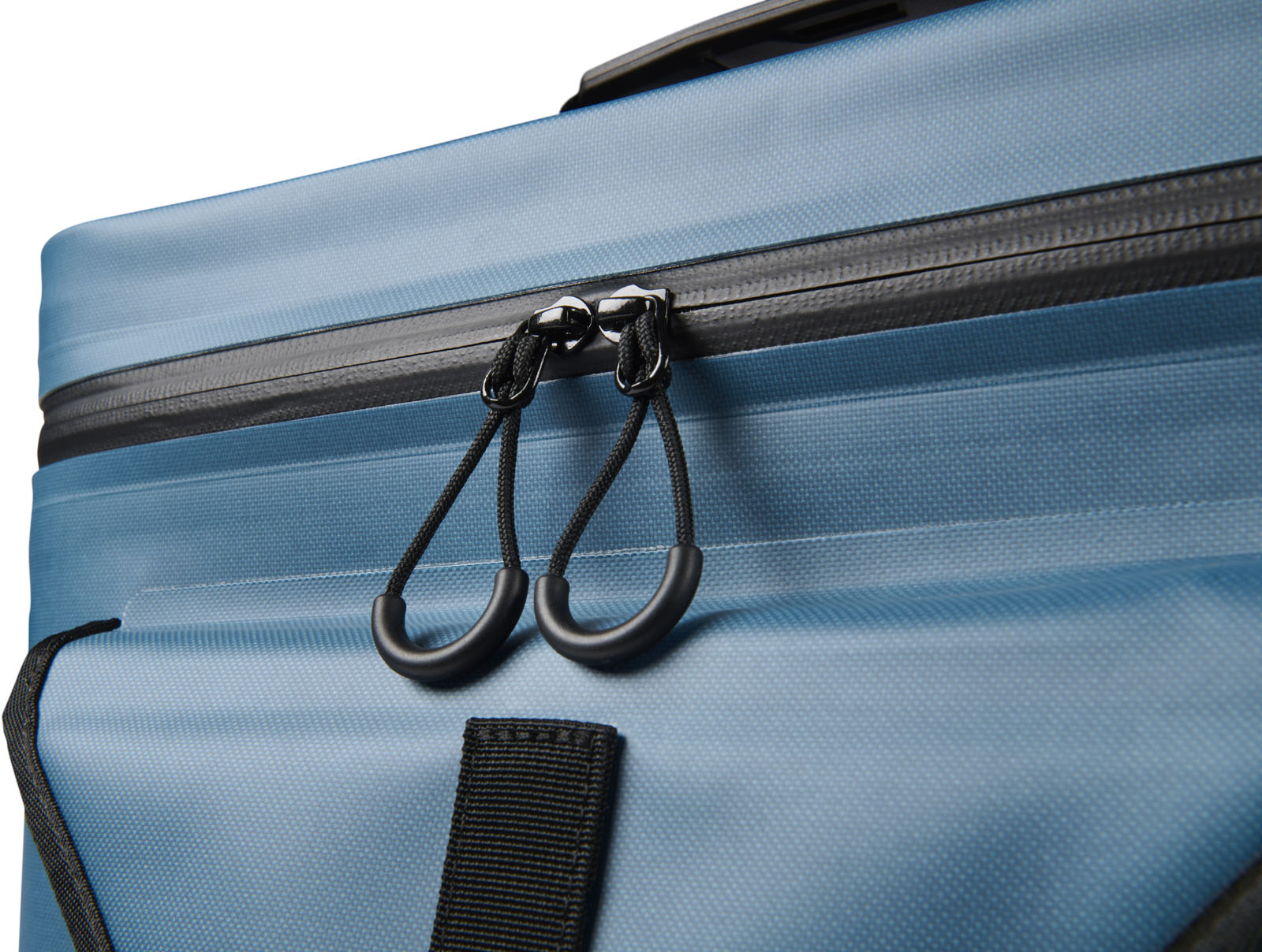 SP26_PEL_Carry_Dayventure_Indigo_Onwhite_Detail Zipper