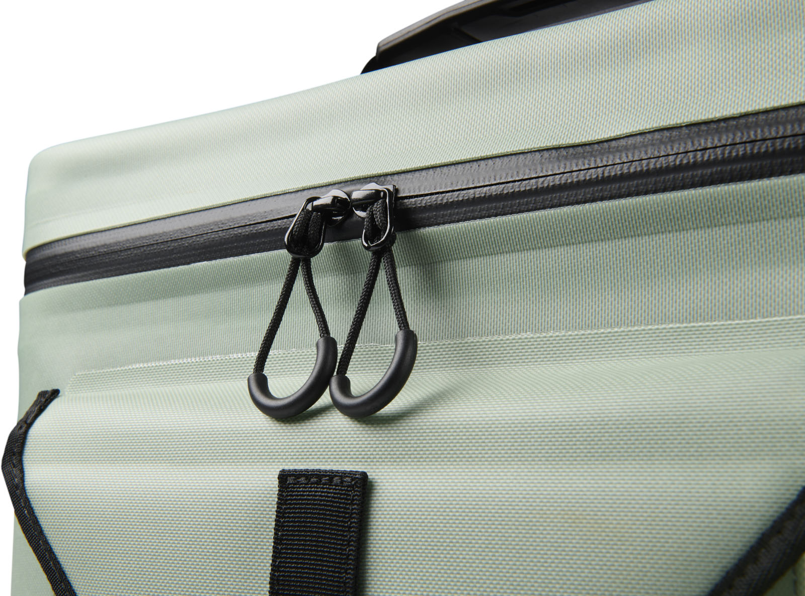 SP26_PEL_Carry_Dayventure_Sage_Onwhite_Detail Zipper