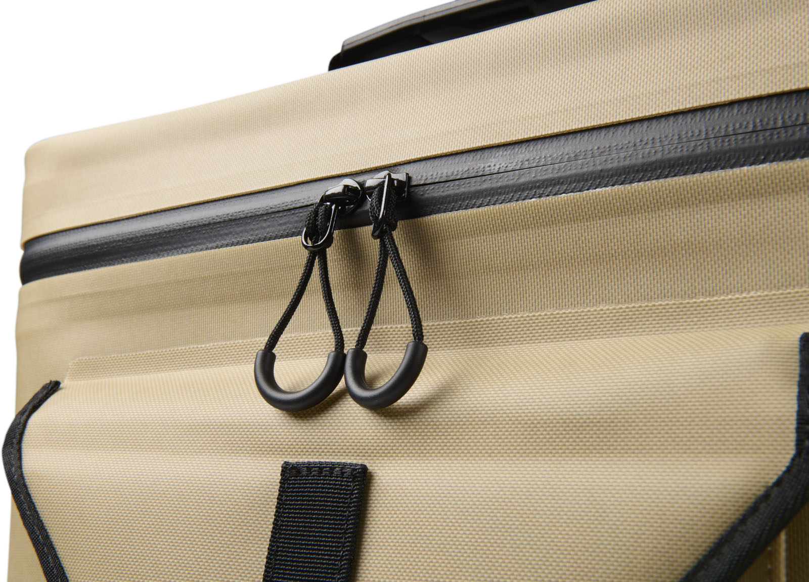 SP26_PEL_Carry_Dayventure_Tan_Onwhite_Detail Zipper