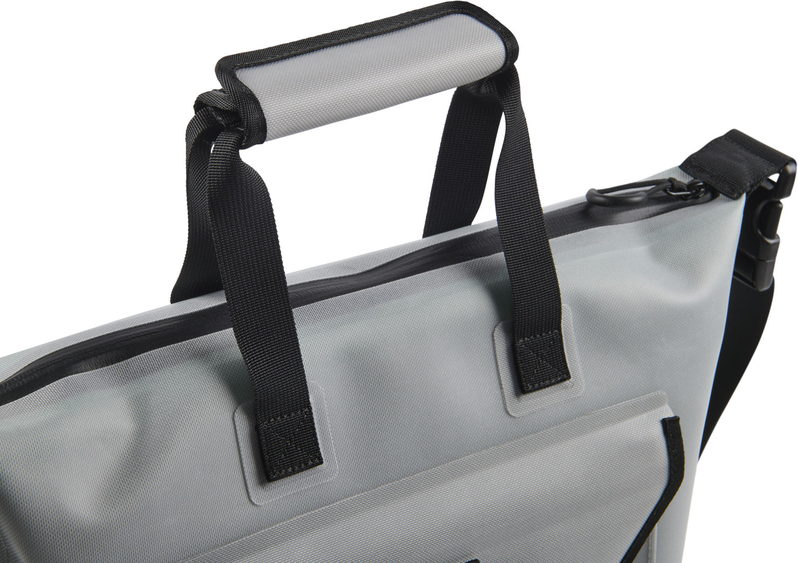 SP26_PEL_Tote_Dayventure_Grey_Onwhite_Detail4