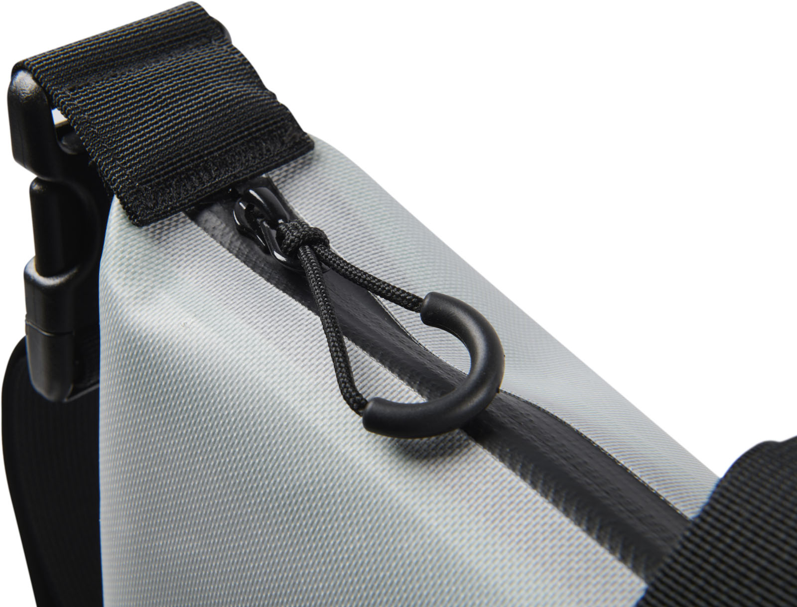 SP26_PEL_Tote_Dayventure_Grey_Onwhite_Detail5