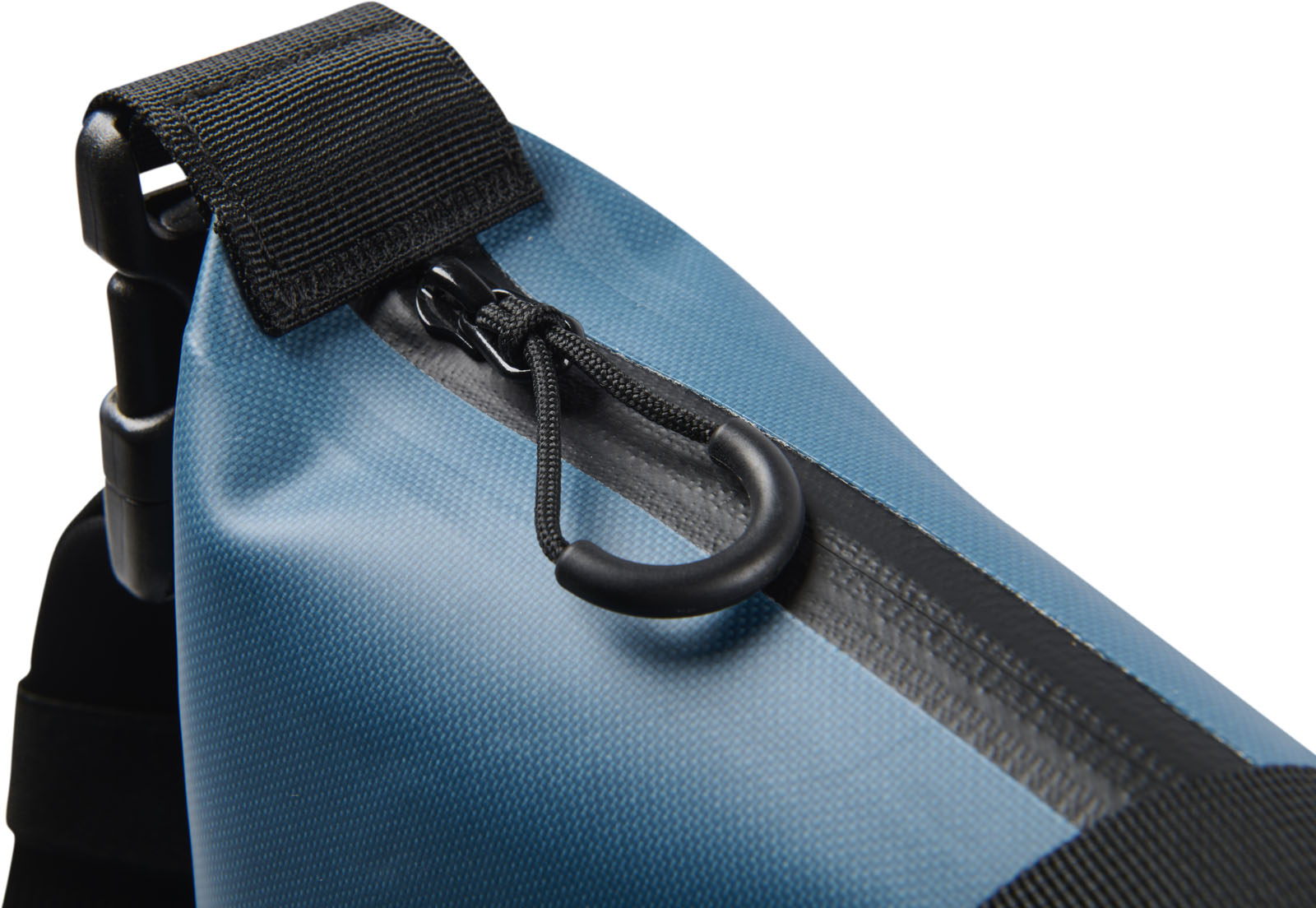 SP26_PEL_Tote_Dayventure_Indigo_Onwhite_Detail5