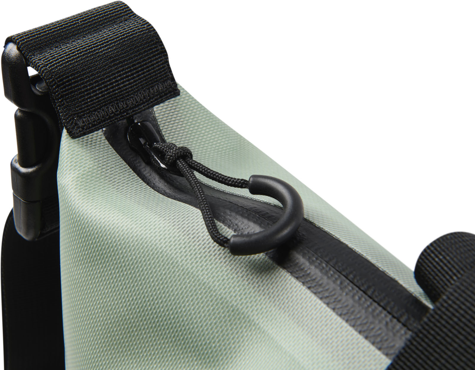 SP26_PEL_Tote_Dayventure_Sage_Onwhite_Detail5