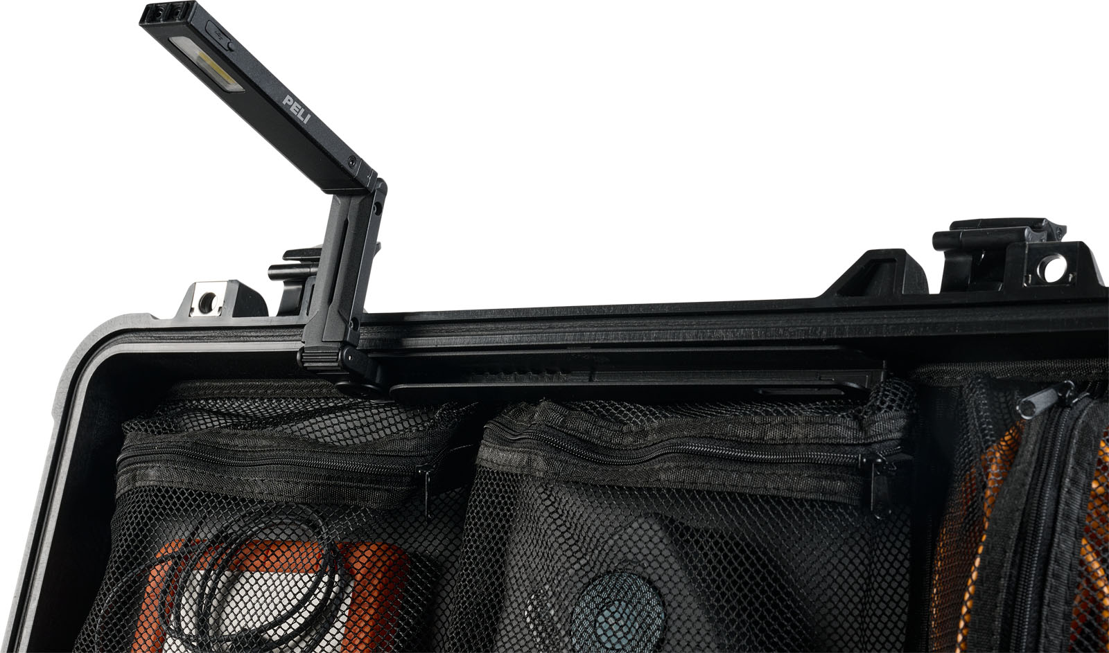 PELI_MODLIGHT_ONWHITE_PHOTO_CASE_USAGE_3_DETAIL_OPEN